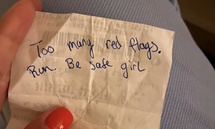A woman was on a date, a stranger suddenly shoved a note telling her to run away